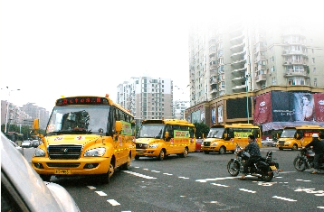 浙江瑞安：5輛“長鼻子”校車環城巡游