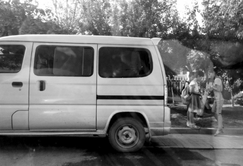放學(xué)了，面包車(chē)在校外接送學(xué)生