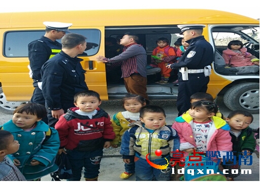 義龍交警查獲一起超載“黑校車”載有22名幼兒園學(xué)生