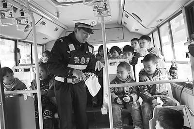 邵武交警組織開展了校車安全培訓(xùn)及校車逃生演練活動(dòng)