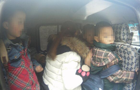 圖為民警查獲嚴重超載的非法校車（如采用圖片請蒙蔽幼兒正面的面部）；攝影：向竹筠