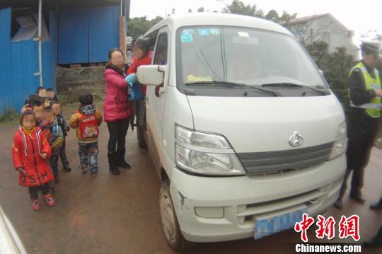 圖為民警查扣的“黑校車”。 劉洋 攝