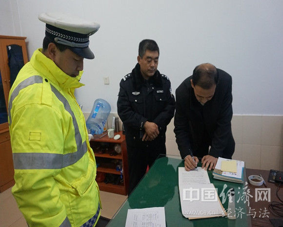 山東東營交警開展校車交通安全隱患排查整改工作