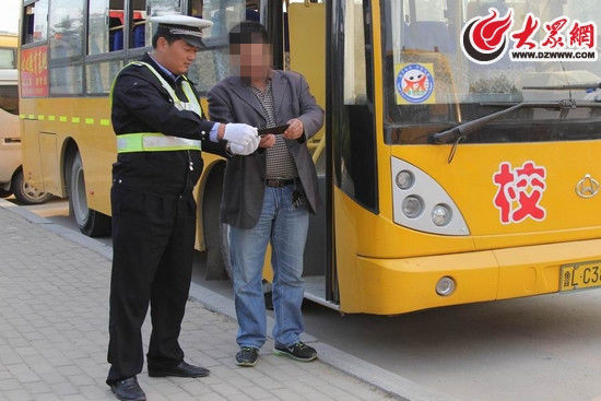 開(kāi)發(fā)區(qū)警校聯(lián)手突擊檢查校車(chē) 兩駕駛員持假證被查