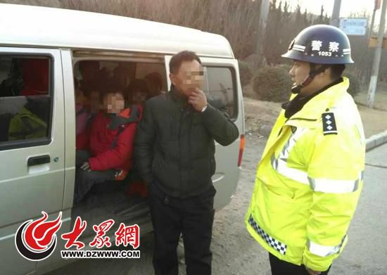 濟南交警查處“黑校車” 一輛小面包擠下13個娃