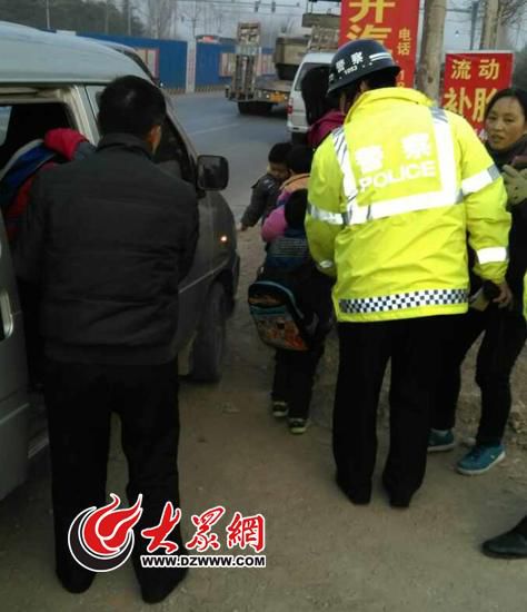 濟南交警查處“黑校車” 一輛小面包擠下13個娃