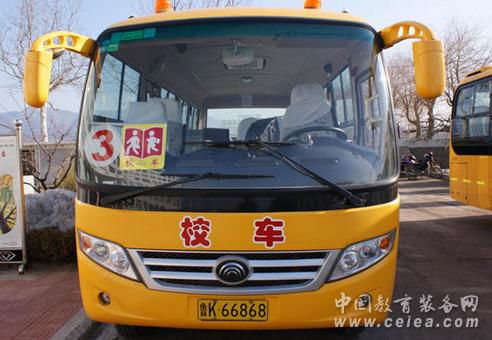 威海榮成市發放首批116個校車標牌