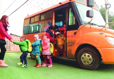 校車“全覆蓋” 讓鄉村孩子安全上學 校車“全覆蓋” 讓鄉村孩子安全上學