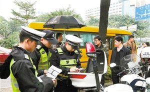 無證校車被查扣