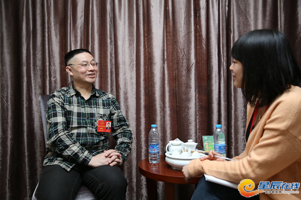 長沙市人大代表謝慶接受記者采訪。