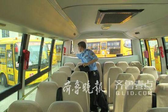 山東招遠(yuǎn)交警大隊(duì)車(chē)管所為50輛校車(chē)辦理變更提供快速通道