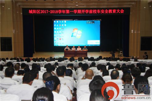 山東城陽交警開學(xué)前聯(lián)合區(qū)教體局開展校車安全大檢查