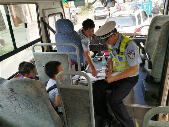 福建長汀交警開展校車安全大檢查
