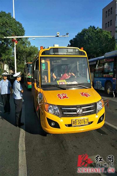 湖南株洲石峰交警加強校車管理 確保平安出行