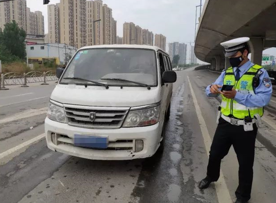 鄭州交警針對(duì)校車、渣土車、面包車等開展專項(xiàng)整治
