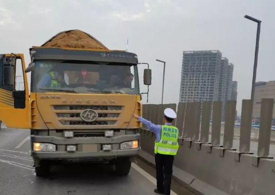 鄭州交警針對(duì)校車、渣土車、面包車等開展專項(xiàng)整治