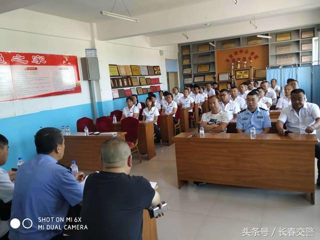 新學(xué)期開(kāi)學(xué)季丨長(zhǎng)春交警為校車駕駛員和學(xué)生家長(zhǎng)送去“交通安全禮”