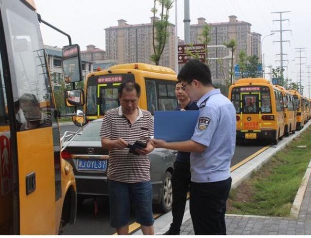 常德柳葉湖交警：開展新學(xué)期校車安全隱患大排查行動(dòng)