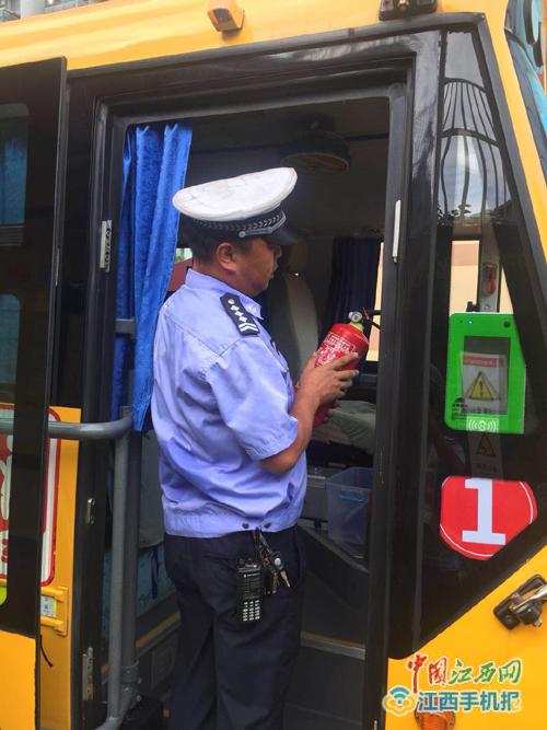 景德鎮(zhèn)市交警三大隊走訪校車、客運企業(yè)、深入旅游景點做好雙節(jié)前交通管理