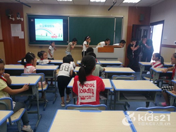 浙江:湖州長興鼎甲橋小學開展校車安全培訓實操演練活動 浙江:湖州長興鼎甲橋小學開展校車安全培訓實操演練活動