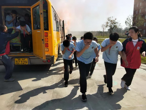 湖北鐘祥舉行2018年首次大規模校車安全演練/ 湖北鐘祥舉行2018年首次大規模校車安全演練