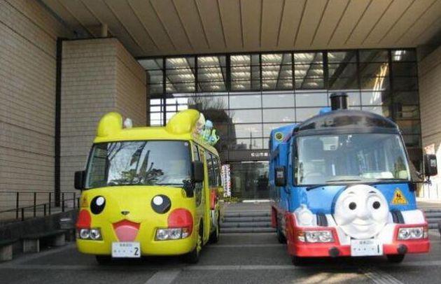 這個國家將拖拉機、牛車、貨車等當作校車，外國人看到稱不可思議