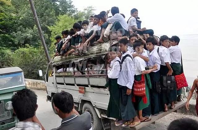 這個國家將拖拉機、牛車、貨車等當作校車，外國人看到稱不可思議