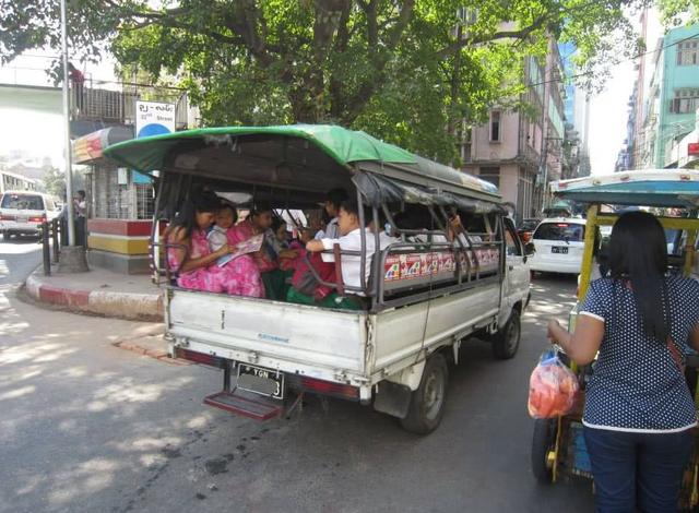 這個國家將拖拉機、牛車、貨車等當作校車，外國人看到稱不可思議