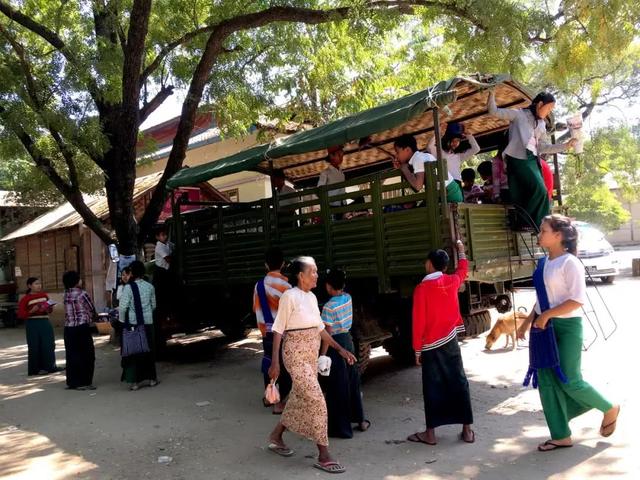 這個國家將拖拉機、牛車、貨車等當作校車，外國人看到稱不可思議