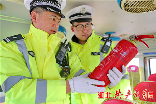 河北秦皇島：校車(chē)“體檢”迎開(kāi)學(xué)