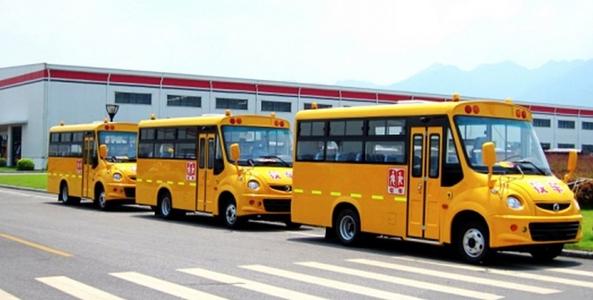 “校車起火了，孩子們跟我來！” 四川自貢沿灘開展校車應(yīng)急逃生演練
