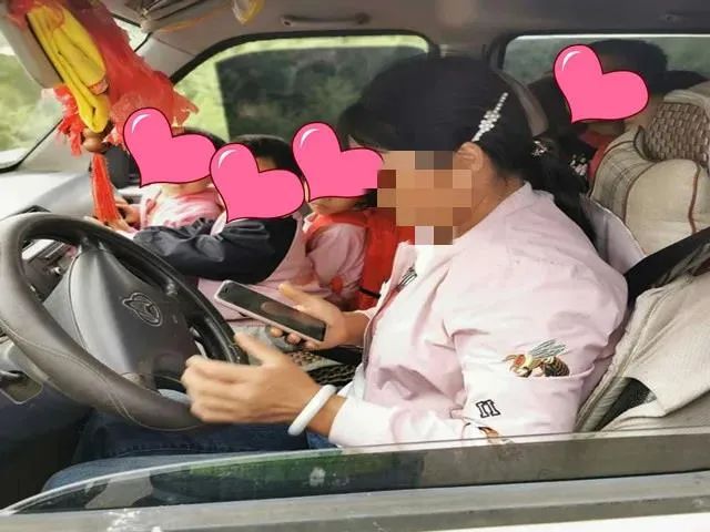 【家長安全意識淡薄】尋甸一7座面包車塞33個(gè)孩子，黑校車100塊“包月”，家長心真大！