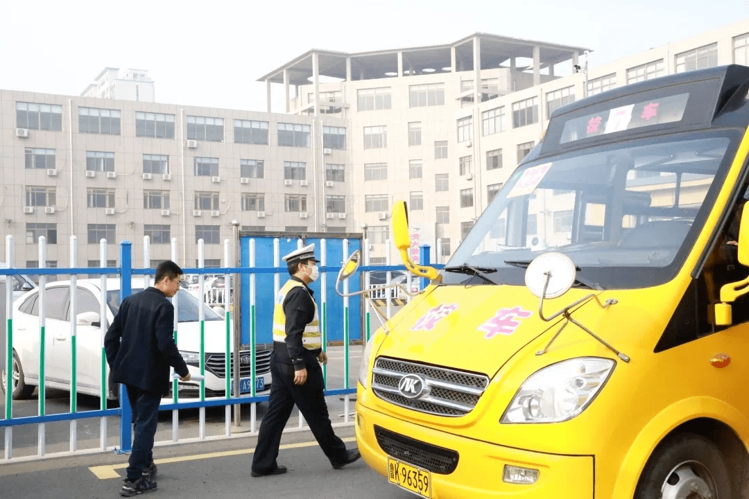 山東威海：暖心！校車體檢為學生撐起“保護傘”