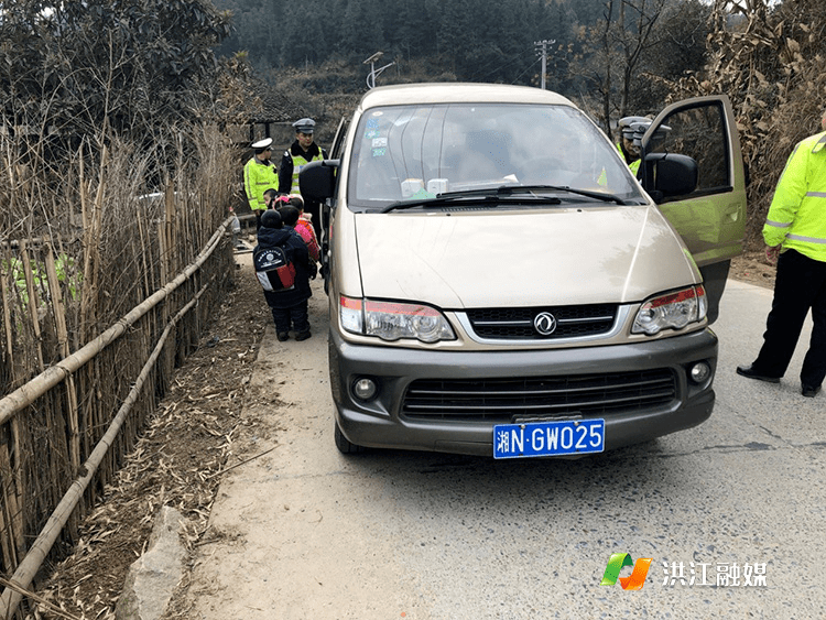 湖南洪江“黑校車(chē)”偷偷運(yùn)載學(xué)生，被逮正著