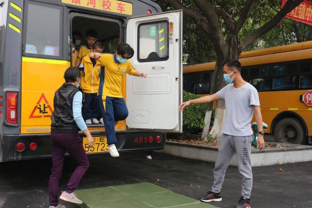 佛山：加強校車安全管理，為學生筑牢安全防線 ——丹灶鎮中心小學開展校車安全逃生演練