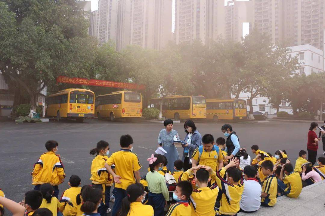 佛山：加強校車安全管理，為學生筑牢安全防線 ——丹灶鎮中心小學開展校車安全逃生演練