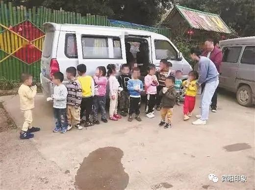 南寧一校車嚴重超載,核載7人的面包車里竟然擠了16名幼兒!