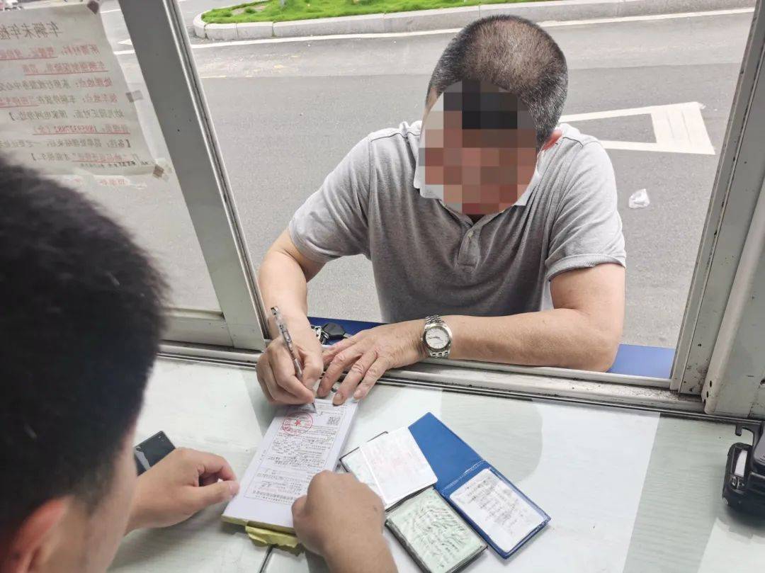 校車逆行，網友憤起舉報！交警：馬上安排！