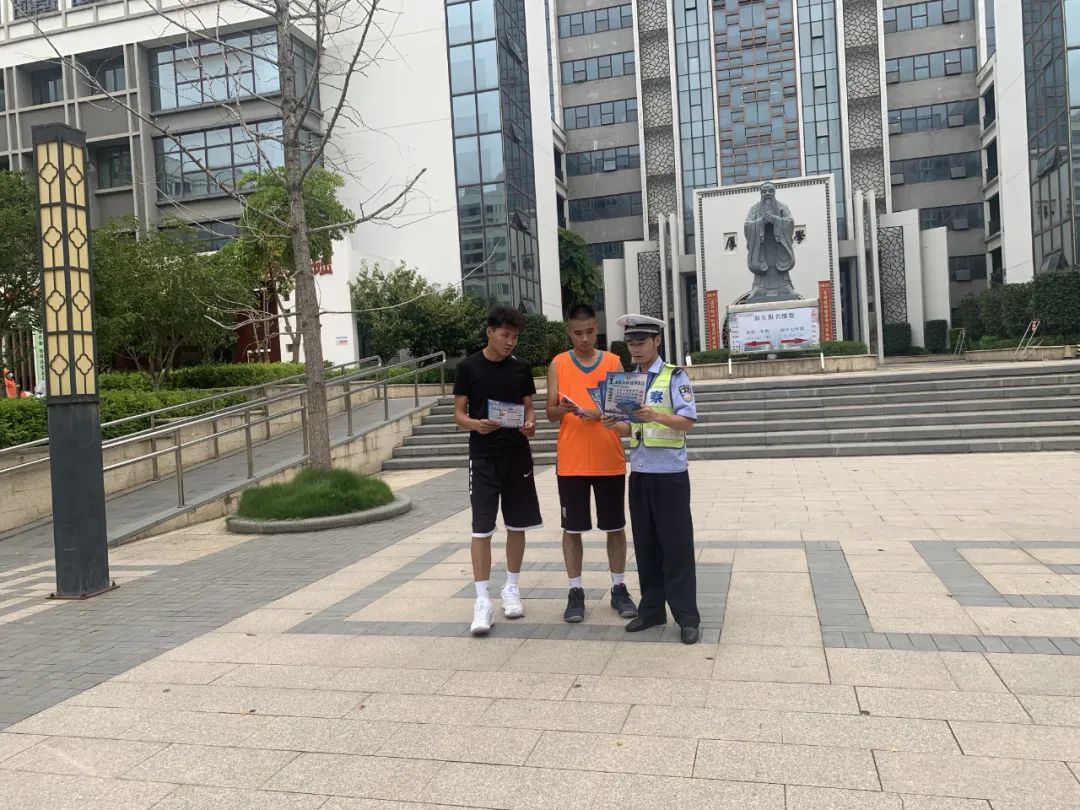 【金秋開學季】贛州經(jīng)開區(qū)交警多舉措保障學生出行安全
