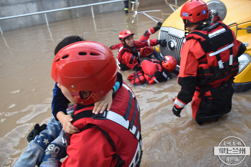暖！強降雨致校車擱淺被困 慶陽消防涉水救出30余名學生