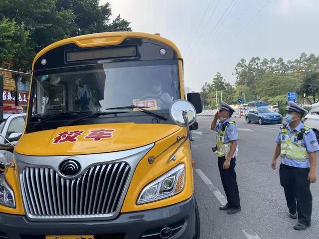 東莞交警虎門大隊(duì)聯(lián)合多部門開展校車安全檢查整治行動(dòng)