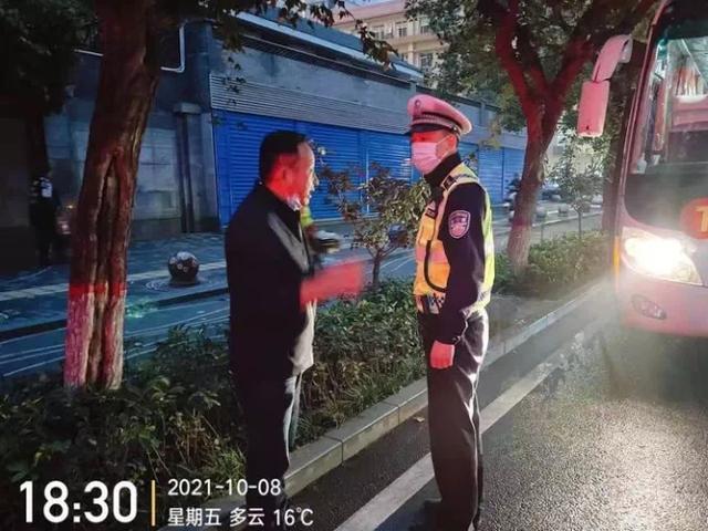 6點(diǎn)半問題 西安交警解決家長學(xué)校煩心事