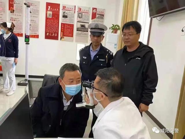 興平交警聯(lián)合市教育局為轄區(qū)校車駕駛員上門免費(fèi)體檢，筑牢護(hù)學(xué)安全防線