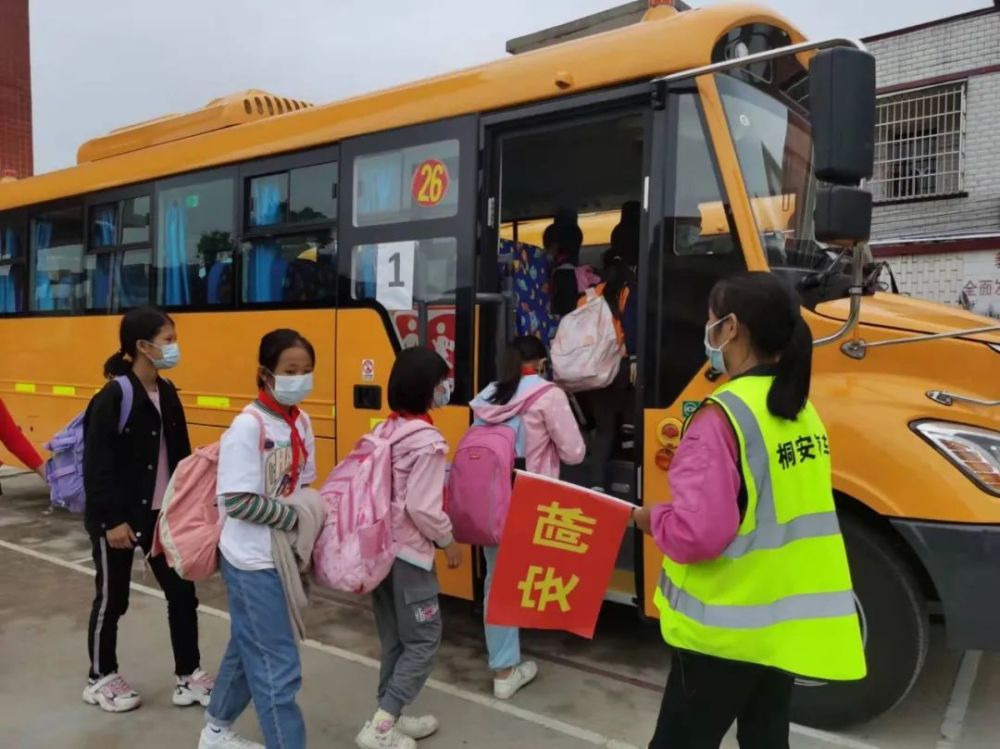 記者跟拍！佛岡新校車“入鎮到村”后…