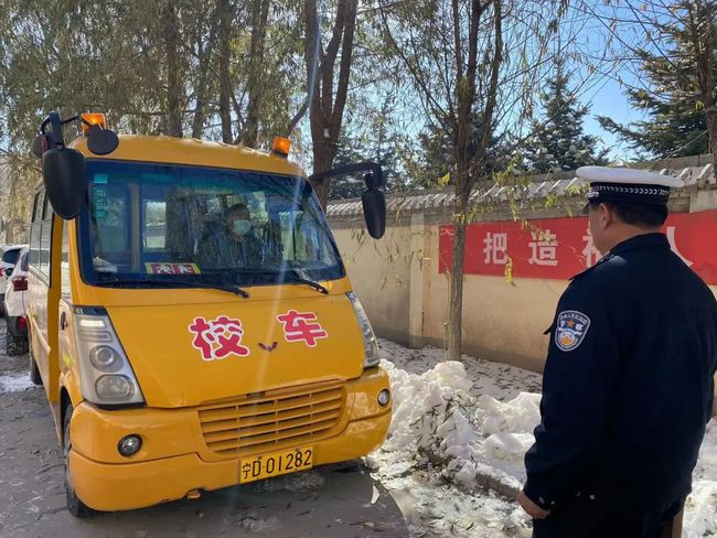 校車安全不容忽視 交警三大隊(duì)走進(jìn)轄區(qū)幼兒園