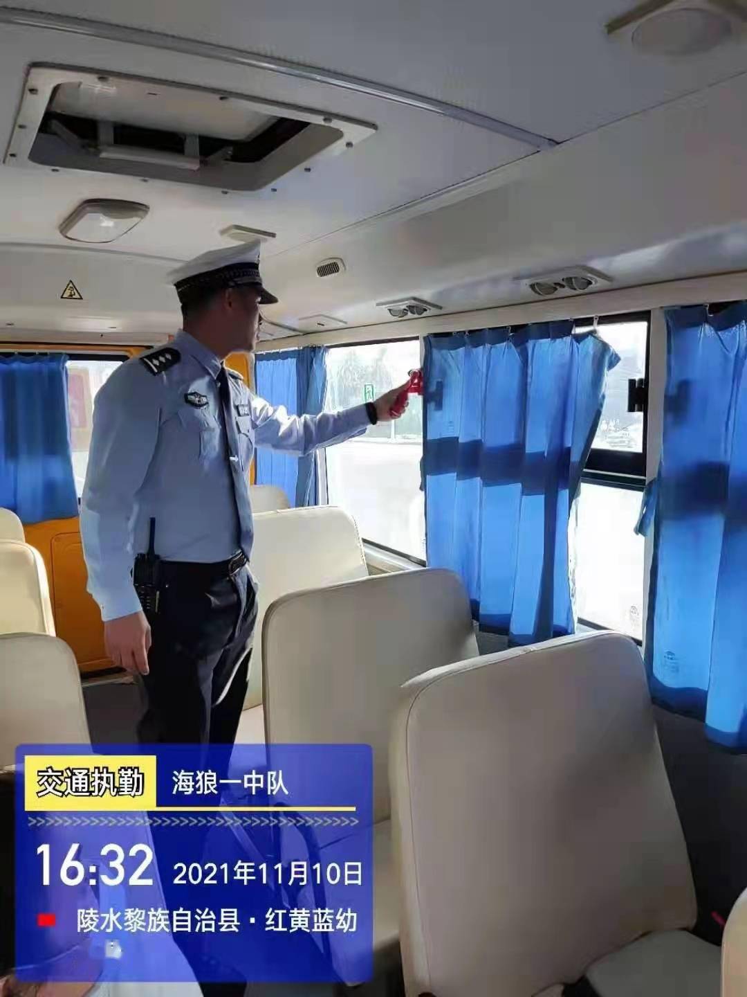 陵水公安交警嚴(yán)查校車(chē)違法行為 護(hù)航學(xué)生平安