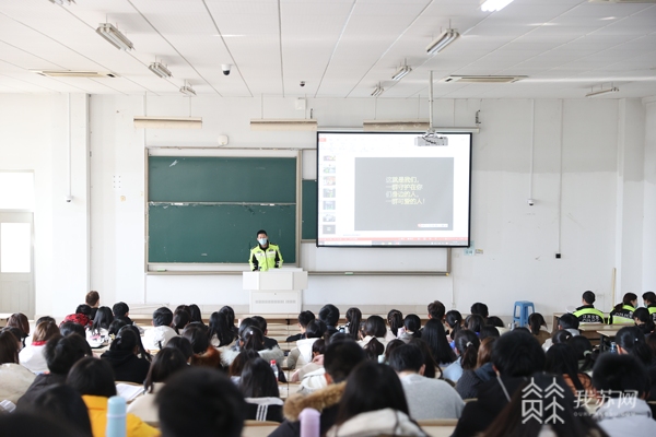 檢查校車安全，提高學(xué)生安全意識(shí)……南京交警走進(jìn)大學(xué)校園