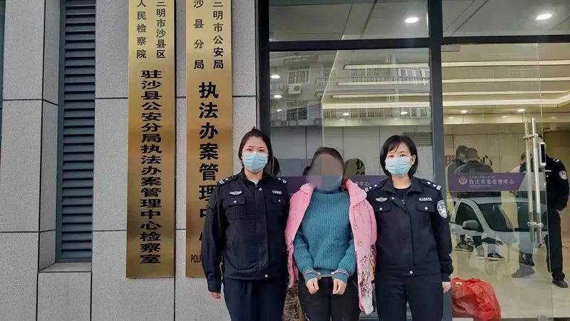 三明一校車嚴(yán)重超載，核載6人的車?yán)锞谷粩D了12人