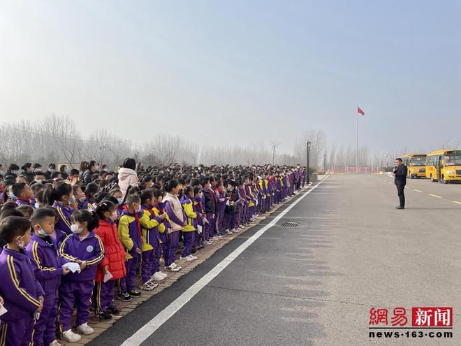 膠州溫馨校車(chē)應(yīng)急演練走進(jìn)學(xué)校 攜手共筑平安校園