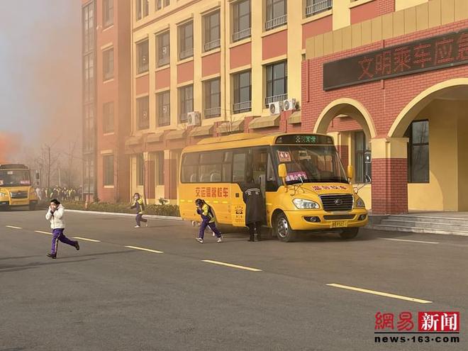 膠州溫馨校車(chē)應(yīng)急演練走進(jìn)學(xué)校 攜手共筑平安校園